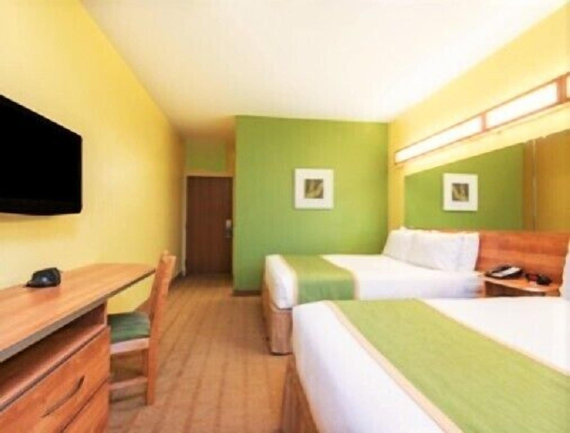 Microtel Inn And Suites By Wyndham Опелика Екстериор снимка