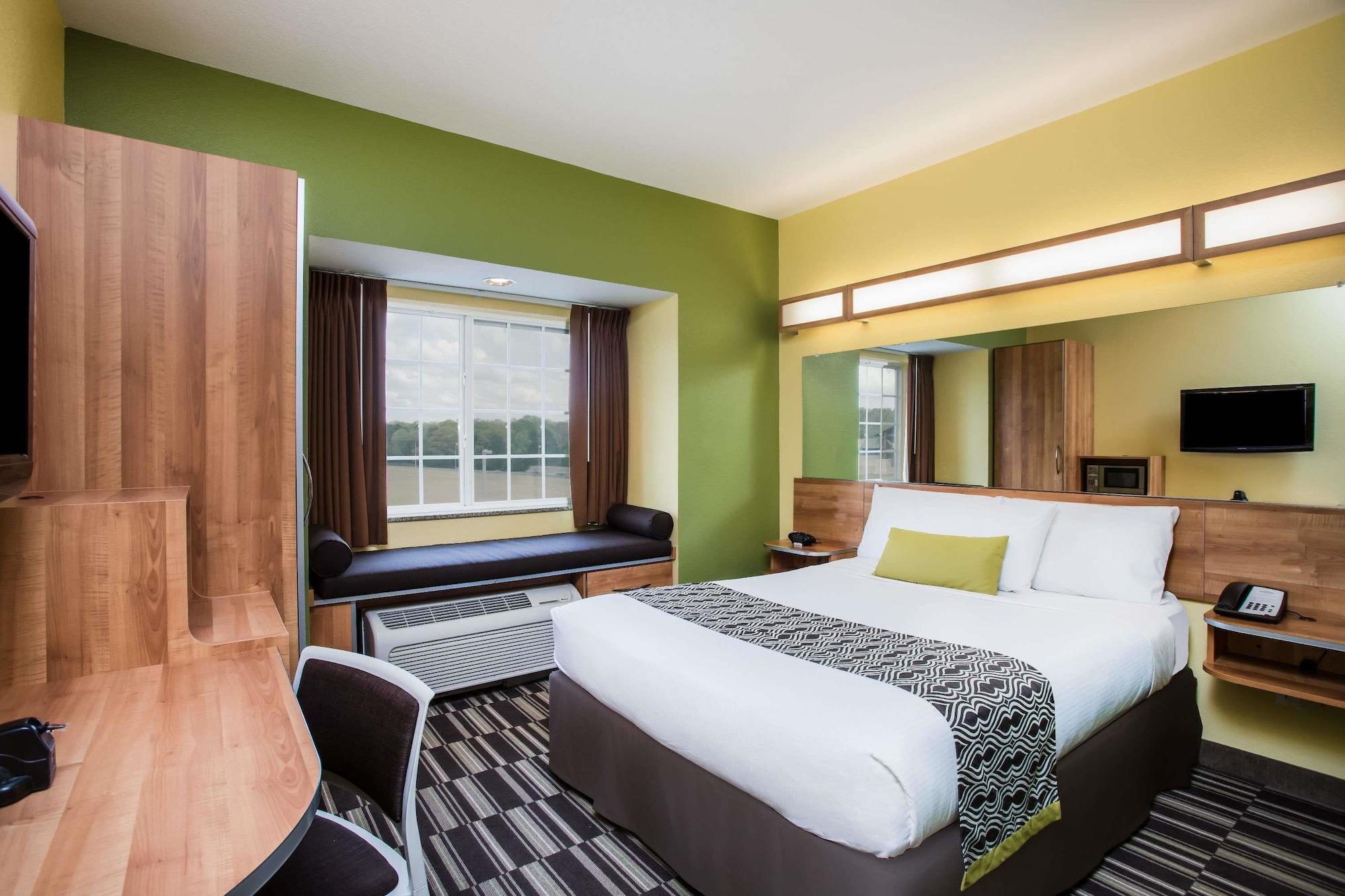 Microtel Inn And Suites By Wyndham Опелика Екстериор снимка