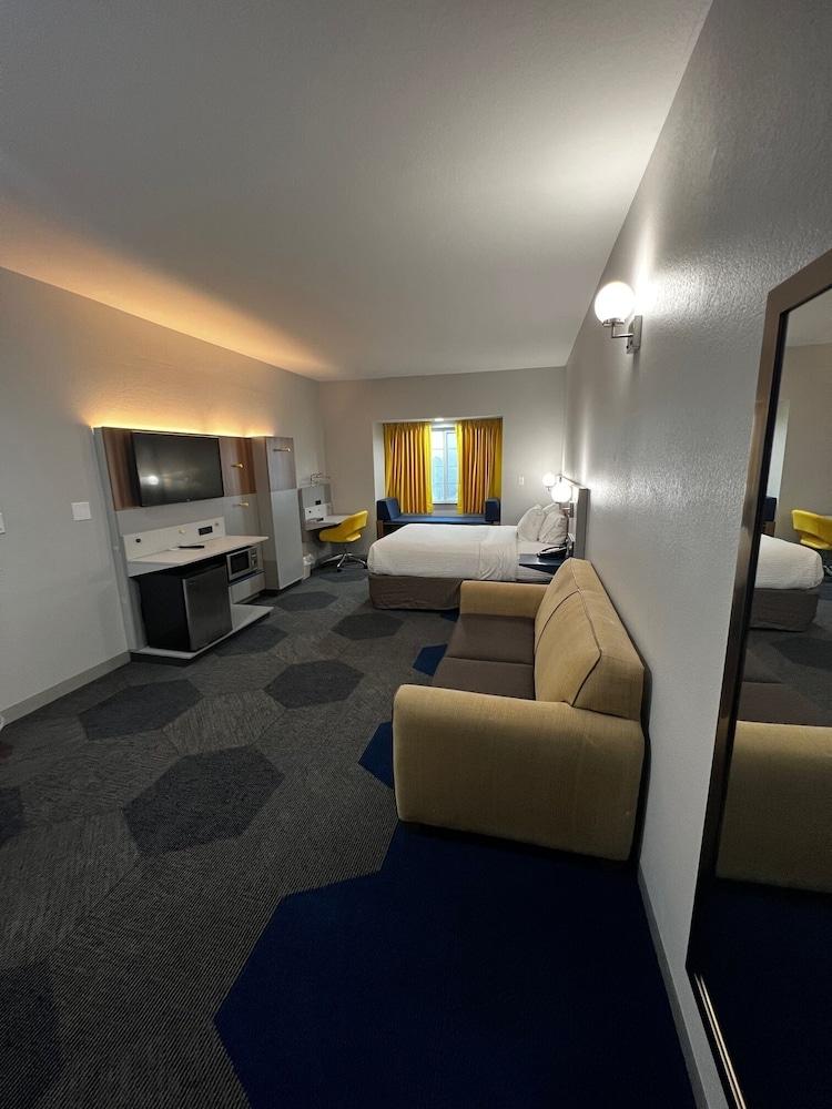 Microtel Inn And Suites By Wyndham Опелика Екстериор снимка