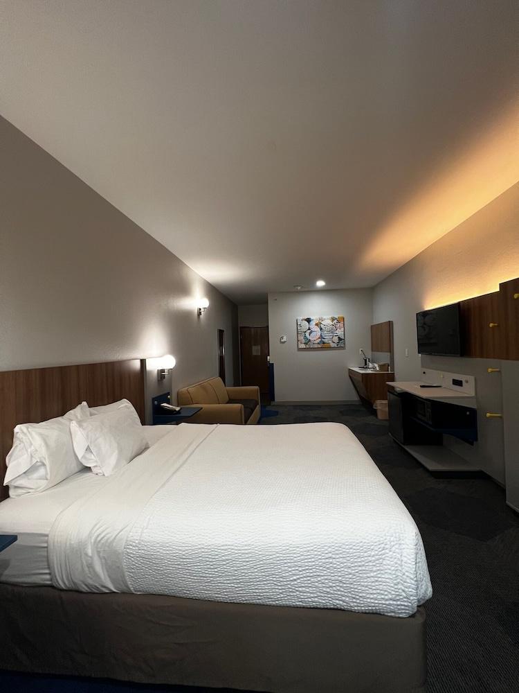 Microtel Inn And Suites By Wyndham Опелика Екстериор снимка