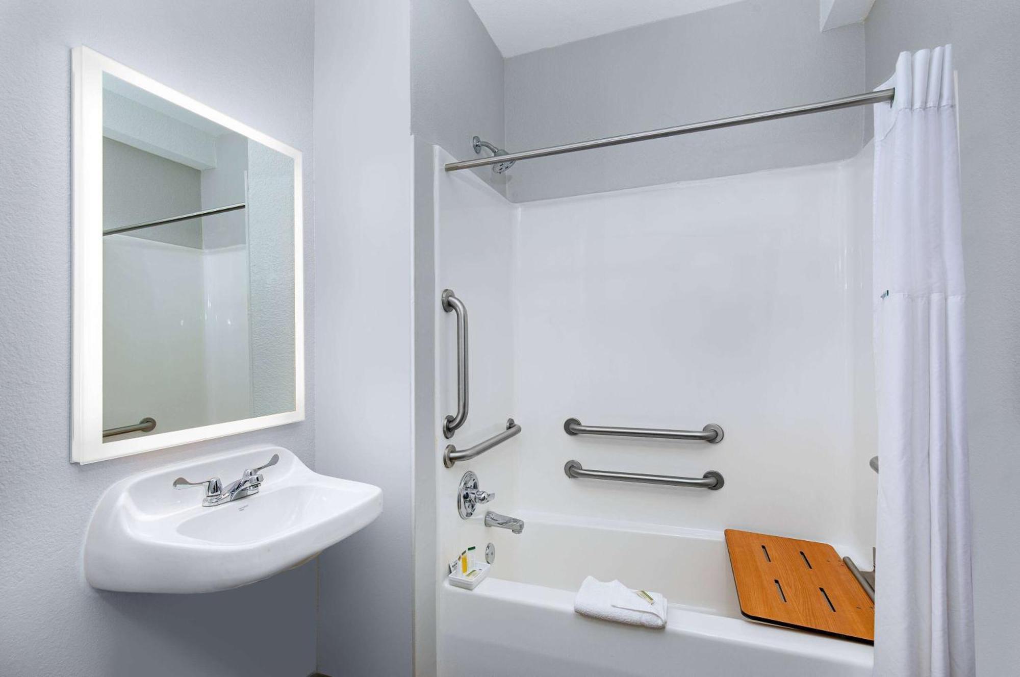 Microtel Inn And Suites By Wyndham Опелика Екстериор снимка
