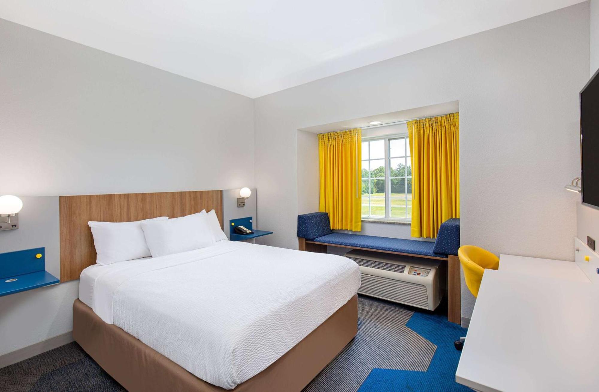 Microtel Inn And Suites By Wyndham Опелика Екстериор снимка