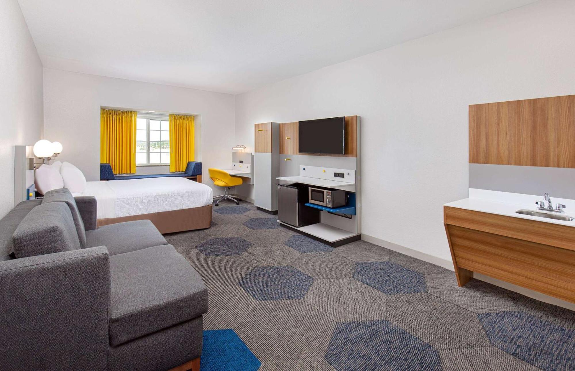 Microtel Inn And Suites By Wyndham Опелика Екстериор снимка